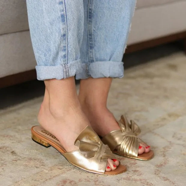 Sandália Rasteira Plissada Diana Dourado