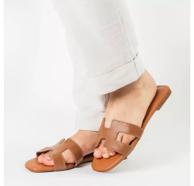 Sandália Rasteira Feminina Katarina em Couro Caramelo