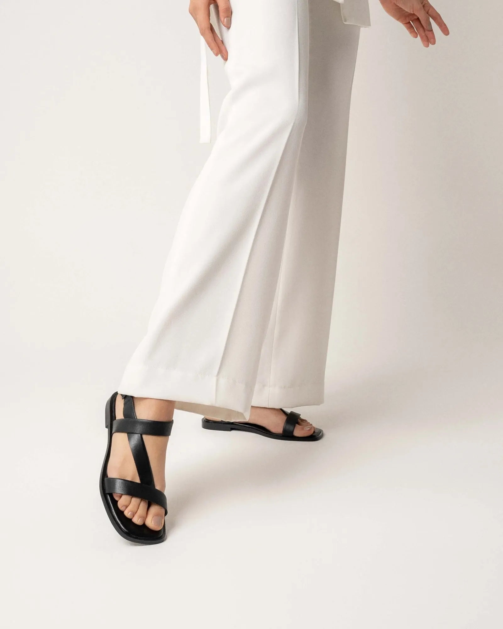 Sandália Carla Rasteira Couro Tiras All Black